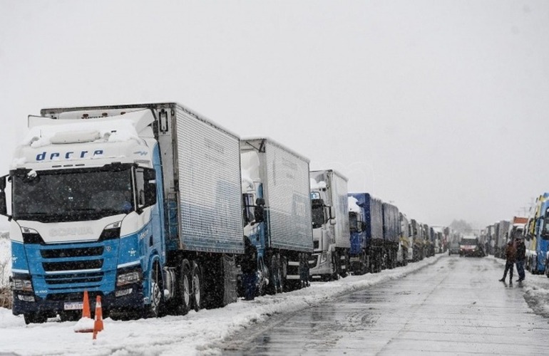Imagen de Contin&uacute;an cerrados al tr&aacute;nsito los principales pasos fronterizos a Chile