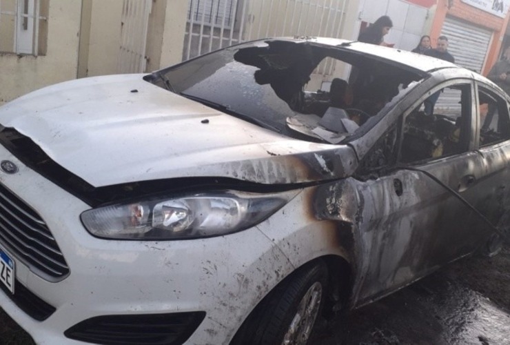 El auto quedó totalmente destruido.