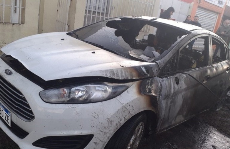 El auto quedó totalmente destruido.