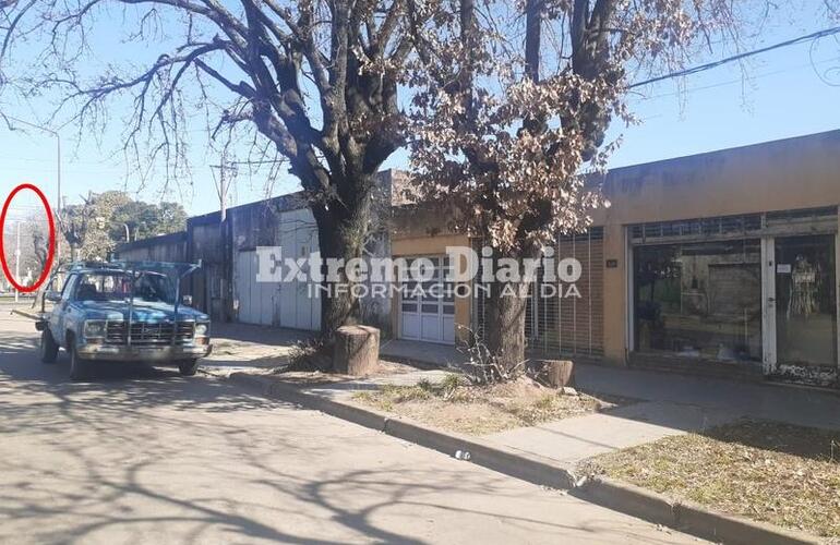 El círculo en rojo señala el lugar donde está ubicada una cámara municipal, a pocos metros del local