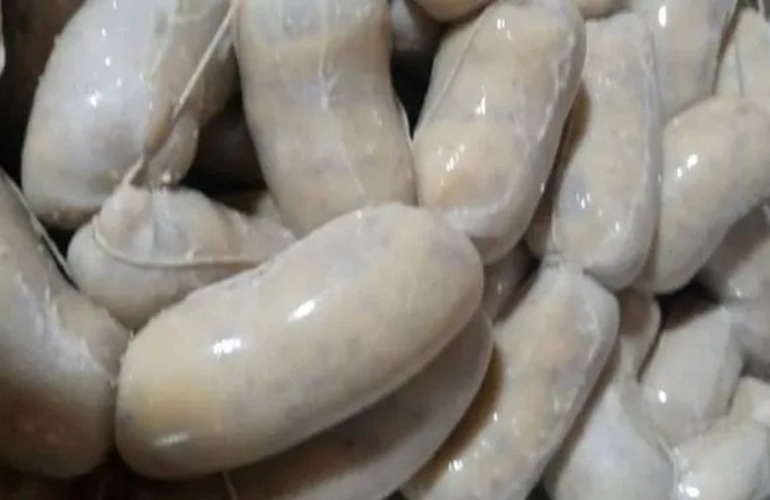 Imagen de Un comedor protest&oacute; cocinando chorizos de polenta