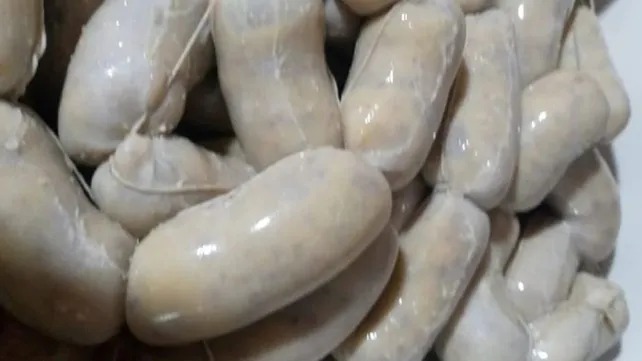 Imagen de Un comedor protest&oacute; cocinando chorizos de polenta