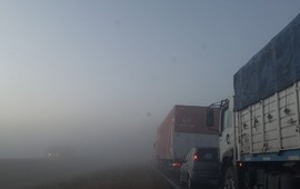 As&iacute; se ve&iacute;a la autopista esta ma&ntilde;ana cerca del accidente: humo y camiones. (Rosario3)