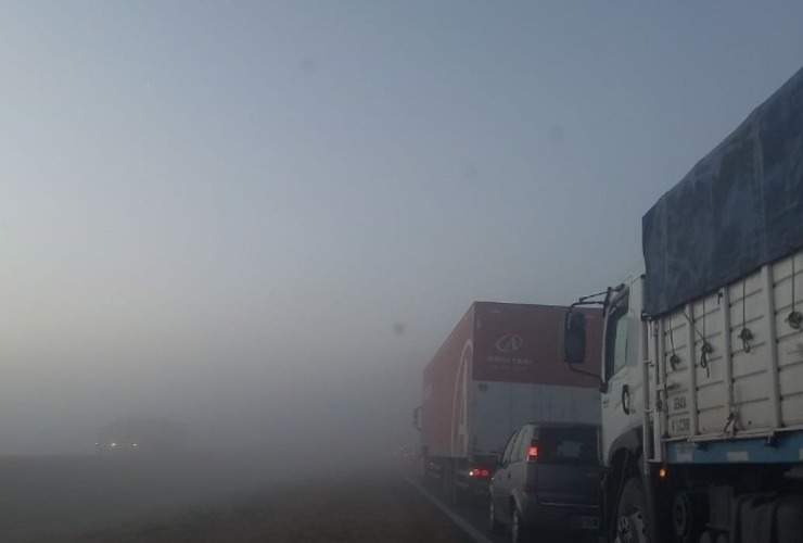 Así se veía la autopista esta mañana cerca del accidente: humo y camiones. (Rosario3)