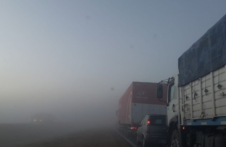 Así se veía la autopista esta mañana cerca del accidente: humo y camiones. (Rosario3)