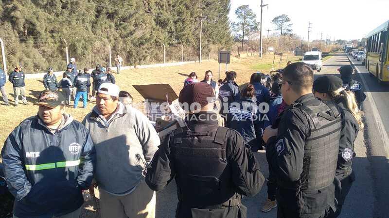 Imagen de Cortes en acceso norte: Los recicladores llevan su reclamo a la ruta