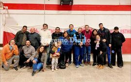 Mario Papalardo �presidente saliente- y el nuevo dirigente Eduardo Gasparutti