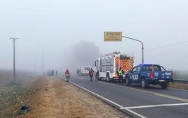 Imagen de Siniestro vial en la ruta 33: un herido grave al chocar una moto y un utilitario por la niebla y el humo