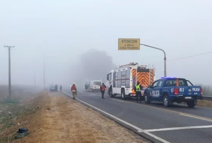 Imagen de Siniestro vial en la ruta 33: un herido grave al chocar una moto y un utilitario por la niebla y el humo