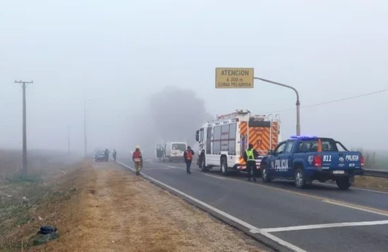 Imagen de Siniestro vial en la ruta 33: un herido grave al chocar una moto y un utilitario por la niebla y el humo