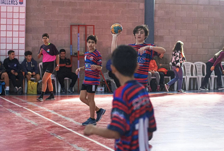 Imagen de Handball: La categoría Cadetes de Talleres perdió en su debut en el torneo ante Gran Rosario.