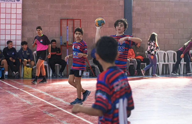 Imagen de Handball: La categoría Cadetes de Talleres perdió en su debut en el torneo ante Gran Rosario.