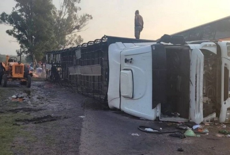 Tanto el camionero como su acompañante de 38 años fueron atendidos por lesiones leves. (Reconquista Hoy)