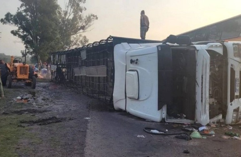 Tanto el camionero como su acompañante de 38 años fueron atendidos por lesiones leves. (Reconquista Hoy)