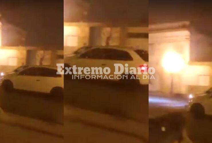 El video muestra a dos autos corriendo por calle Belgrano