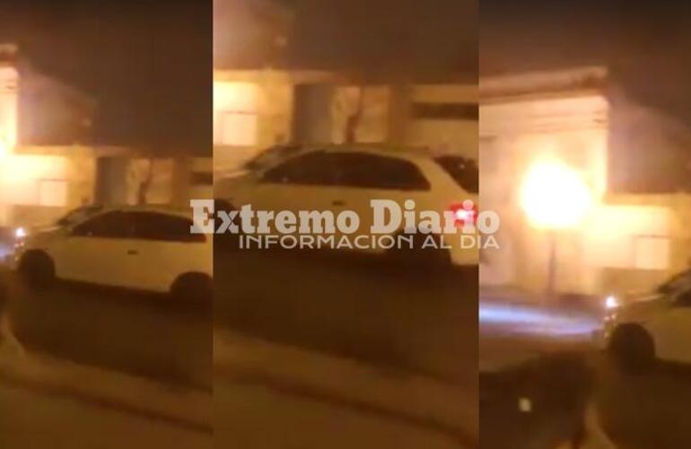 El video muestra a dos autos corriendo por calle Belgrano