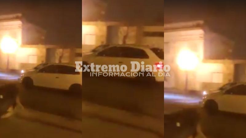 El video muestra a dos autos corriendo por calle Belgrano