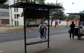 Inocentes. Al parecer uno de los tiradores se dio vuelta y dispar&oacute; contra quienes esperaban el colectivo.