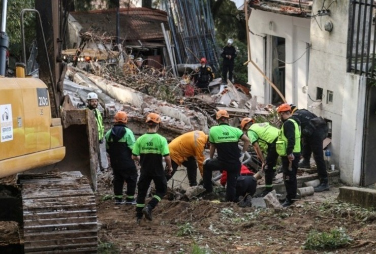 Los rescatistas este martes por la ma&ntilde;ana. (Alan Monz&oacute;n / Rosario3)