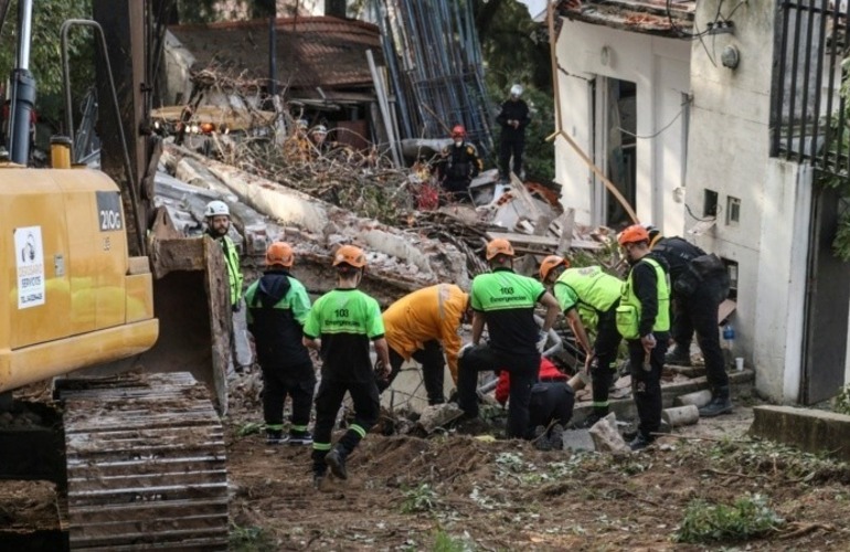 Los rescatistas este martes por la ma&ntilde;ana. (Alan Monz&oacute;n / Rosario3)