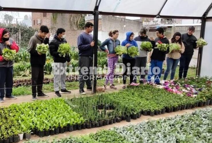 Imagen de La Escuela Especial comenzó a trabajar activamente en el vivero y huerta municipal