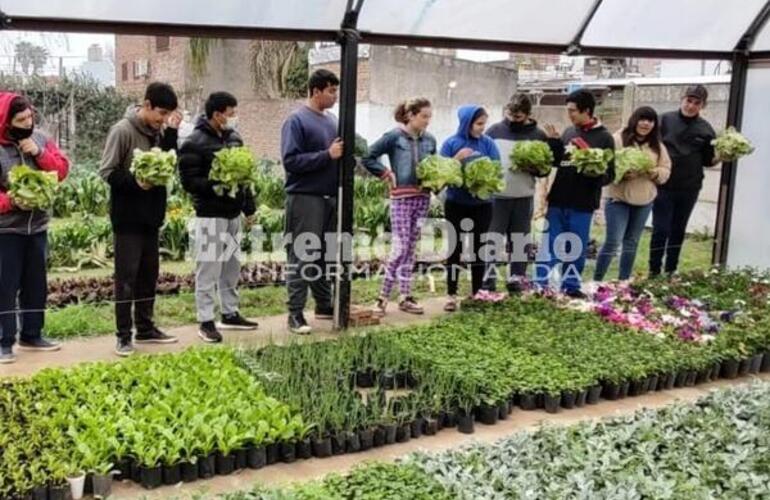 Imagen de La Escuela Especial comenzó a trabajar activamente en el vivero y huerta municipal