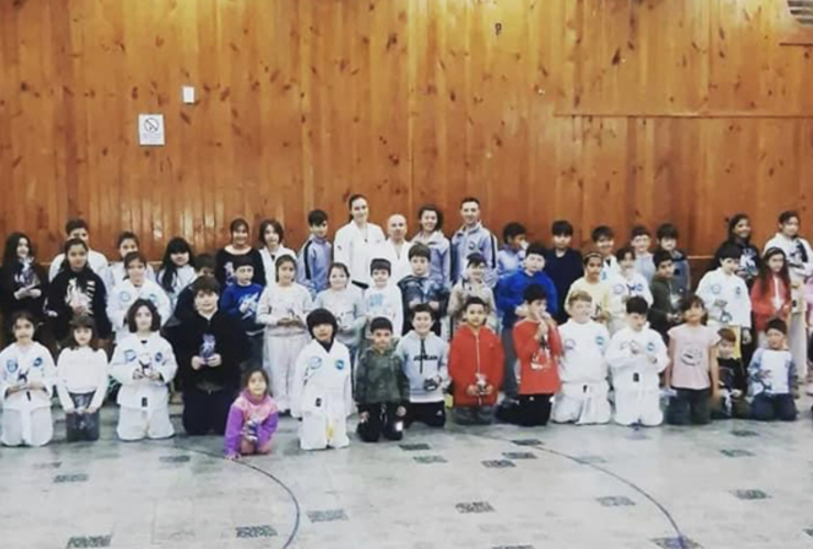 Imagen de Taekwondo: Alumnos de CMAD Arroyo Seco, asistieron con amigos a A.S.A.C. para una jornada de entrenamiento.