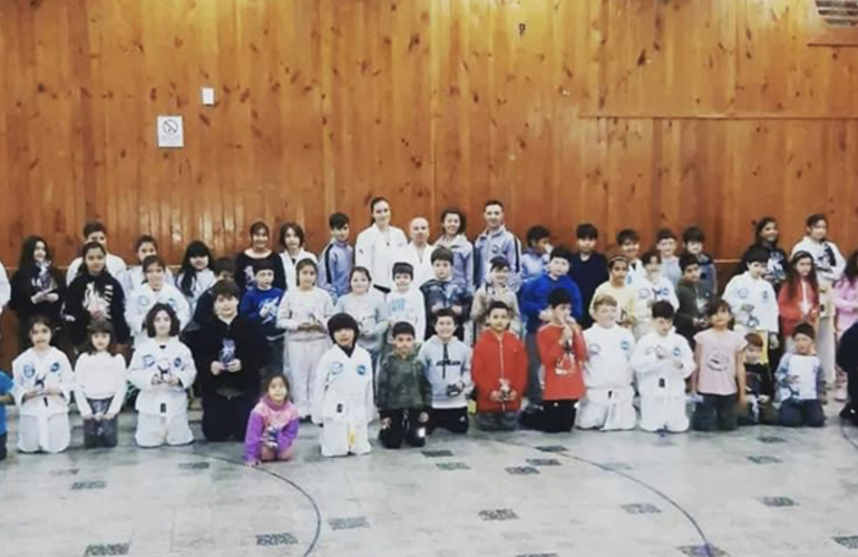 Imagen de Taekwondo: Alumnos de CMAD Arroyo Seco, asistieron con amigos a A.S.A.C. para una jornada de entrenamiento.