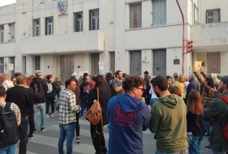 Juntos. Los vecinos marcharon hasta la Municipalidad desde plaza San Martín.