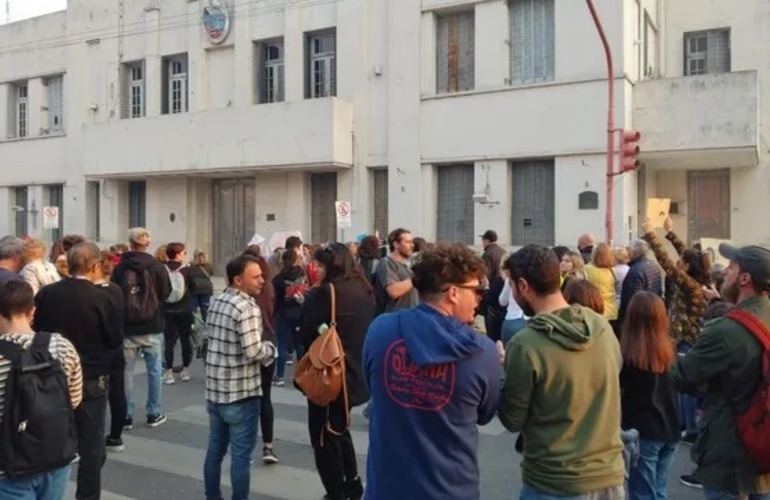 Juntos. Los vecinos marcharon hasta la Municipalidad desde plaza San Martín.