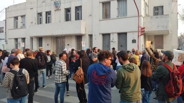Juntos. Los vecinos marcharon hasta la Municipalidad desde plaza San Mart&iacute;n.