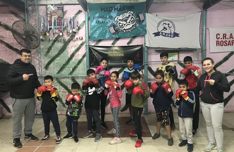 Imagen de El Zeballos Boxing, dirigido por Raúl Zeballos, tiene gran convocatoria de chicos y adultos para los entrenamientos.