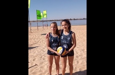 Imagen de Beach Vóley: Sol Chiummiento y Luz Piacentini, de C.A.U., son Campeonas Regionales en los Juegos Santafesinos.