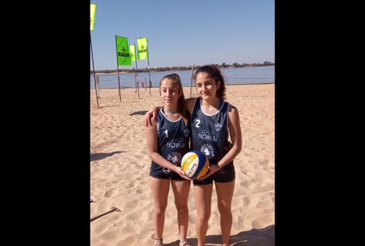 Imagen de Beach Vóley: Sol Chiummiento y Luz Piacentini, de C.A.U., son Campeonas Regionales en los Juegos Santafesinos.