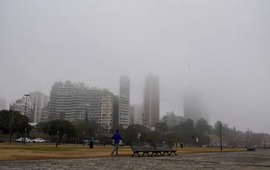 El humo proveniente de las islas atormenta a la costa de Rosario y la regi&oacute;n. Foto: Virginia Benedetto / La Capital