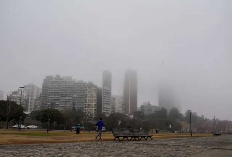 El humo proveniente de las islas atormenta a la costa de Rosario y la región. Foto: Virginia Benedetto / La Capital