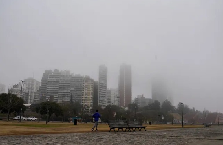 El humo proveniente de las islas atormenta a la costa de Rosario y la región. Foto: Virginia Benedetto / La Capital