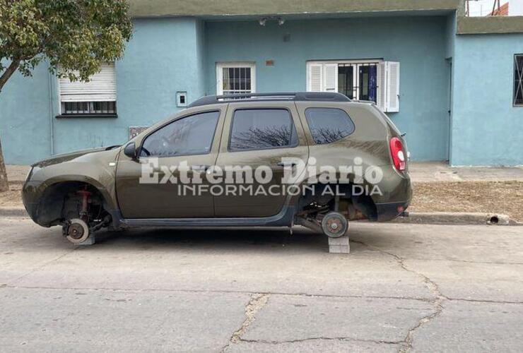 Imagen de Le robaron las cuatro ruedas de su veh&iacute;culo