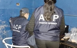 Los efectivos fueron arrestados tras un allanamiento realizado por personal de la Agencia de Control Policial.