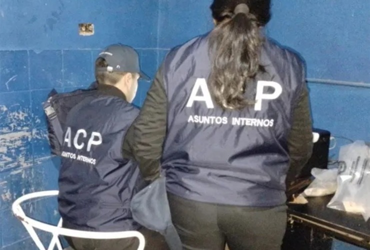 Los efectivos fueron arrestados tras un allanamiento realizado por personal de la Agencia de Control Policial.