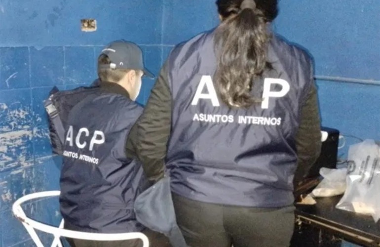 Los efectivos fueron arrestados tras un allanamiento realizado por personal de la Agencia de Control Policial.