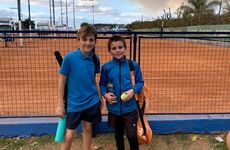 Imagen de Tenis: Lazaro Bertolino, de General Lagos, salió campeón en Dobles del Torneo Provincial Sub-10 en Rosario.