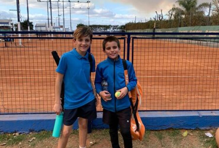 Imagen de Tenis: Lazaro Bertolino, de General Lagos, salió campeón en Dobles del Torneo Provincial Sub-10 en Rosario.