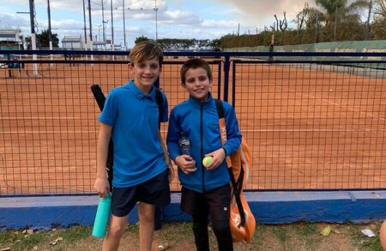 Imagen de Tenis: Lazaro Bertolino, de General Lagos, salió campeón en Dobles del Torneo Provincial Sub-10 en Rosario.