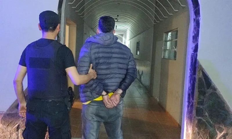 El detenido, que ser&iacute;a del entorno familiar de la v&iacute;ctima, fue detenido por efectivos de la polic&iacute;a.
