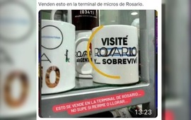 Imagen de "Visit&eacute; Rosario y sobreviv&iacute;": pol&eacute;mica por un local de souvenirs de la terminal que vende tazas con esta frase