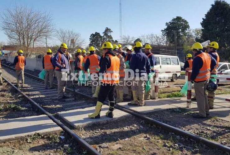 Los empleados recorriendo el lugar antes del inicio de los trabajos.