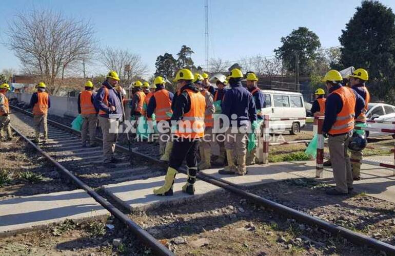 Los empleados recorriendo el lugar antes del inicio de los trabajos.