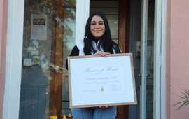 Tiene 14 a&ntilde;os. Narela recibi&oacute; un Diploma de Honor por su bandera.