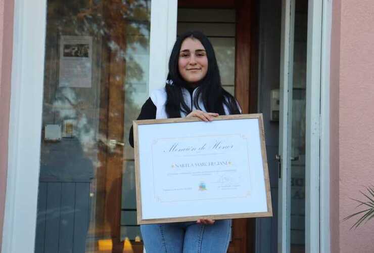 Tiene 14 años. Narela recibió un Diploma de Honor por su bandera.